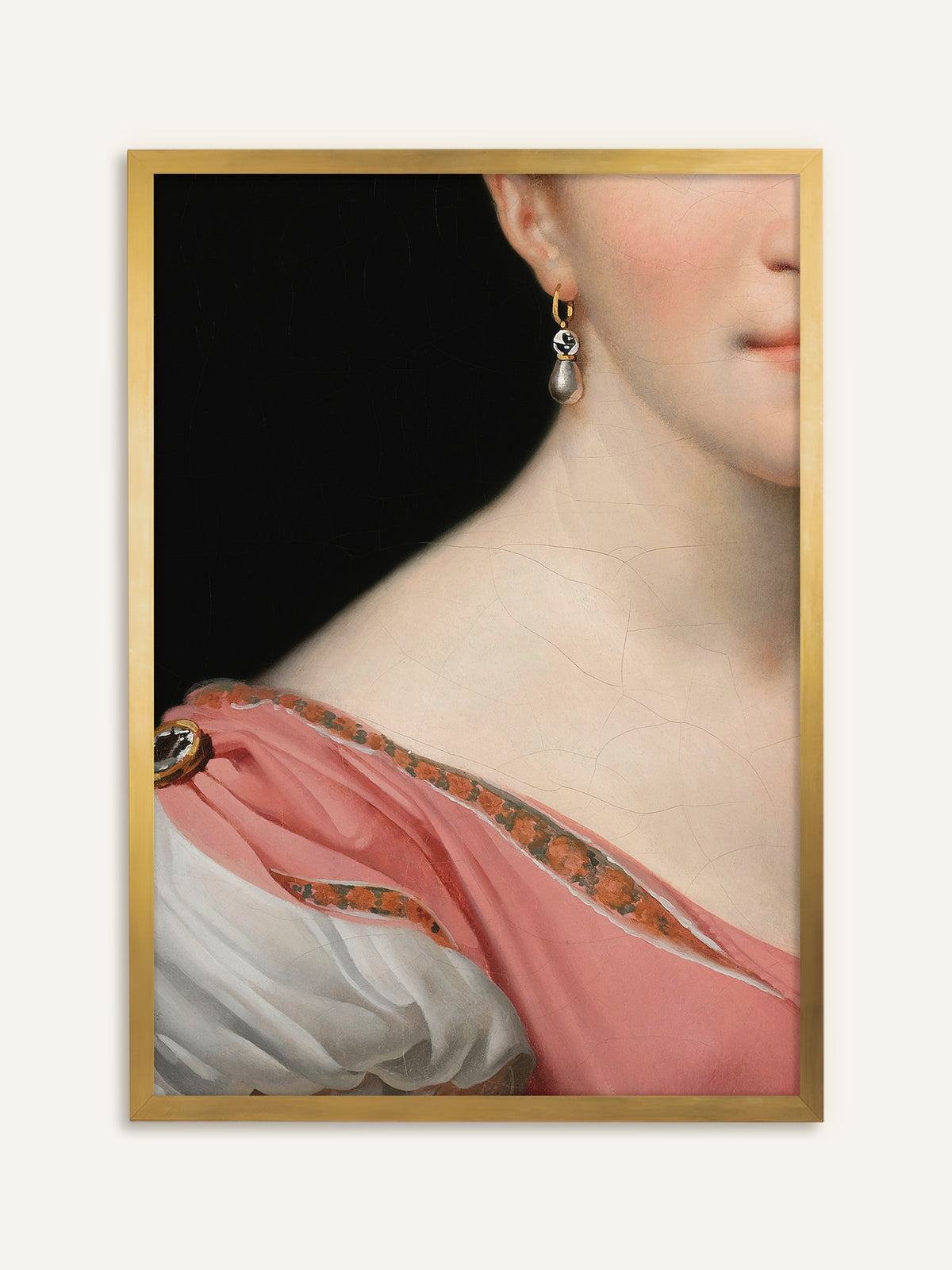 Poster, das eine Frau in einem rosa Kleid mit weißem Ärmel und Brosche an der Schulter zeigt, die einen tropfenförmigen Perlenohrring trägt, ihr Gesicht nur bis zum Mund sichtbar vor tiefem Schwarz. Im goldenen Rahmen nimmt der Kunstdruck die goldene Fassung von Ohrring und Brosche auf und wirkt antik. #Rahmen_Gold