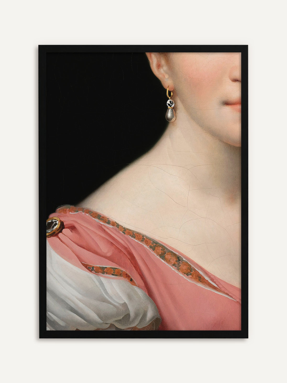 Gerahmter Kunstdruck, der eine Frau in einem rosa Kleid mit weißem Ärmel und Brosche an der Schulter zeigt, die einen tropfenförmigen Perlenohrring trägt, ihr Gesicht nur bis zum Mund sichtbar vor tiefem Schwarz. Mit schwarzem Rahmen wird das Vintage-Porträt zum klaren, modernen Poster. #Rahmen_Schwarz