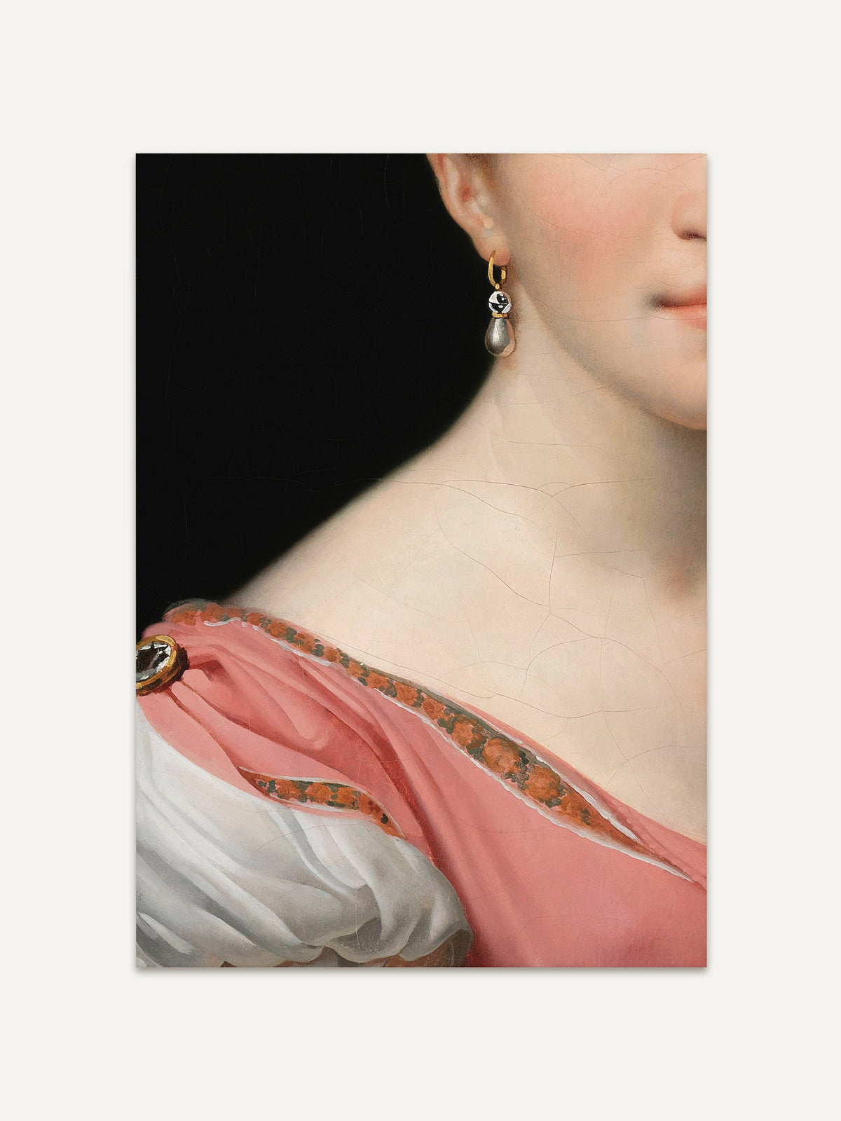 Kunstdruck eines klassizistischen Porträts. Der Ausschnitt des Gemäldes zeigt einen Perlenohrring am Ohr einer Frau, die ein elegantes rosa Kleid mit weißen Ärmeln trägt. Die glatte Haut und die filigranen Details des Kleides betonen die feine Maltechnik. #Rahmen_Ohne Rahmen