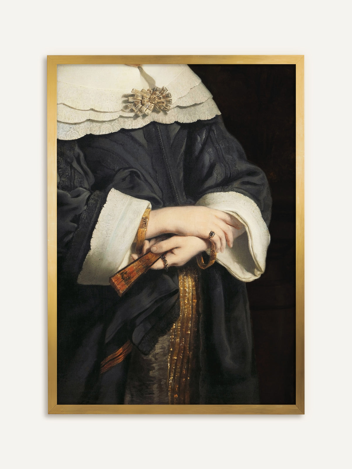 Poster, das gefaltete Hände mit Ringen zeigt, die einen geschlossenen Fächer vor einem schwarzen Kleid mit weißem Spitzenkragen, goldener Brosche und breiten weißen Manschetten halten. Im goldenen Rahmen greift der Kunstdruck das goldbestickte Band auf und wirkt wie ein antikes Gemälde. #Rahmen_Gold