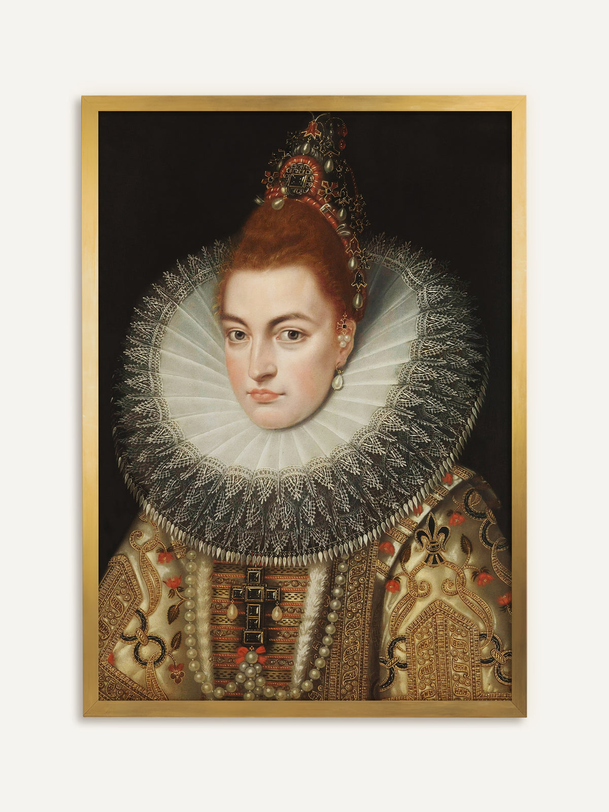 Kunstdruck mit einer rothaarigen Dame in ausladender Spitzenkrause, die Perlenschmuck und ein prachtvoll besticktes Gewand mit Kreuzanhänger trägt. Der goldene Rahmen nimmt den Glanz der Brokatstoffe auf und betont die königliche Ausstrahlung. #Rahmen_Gold