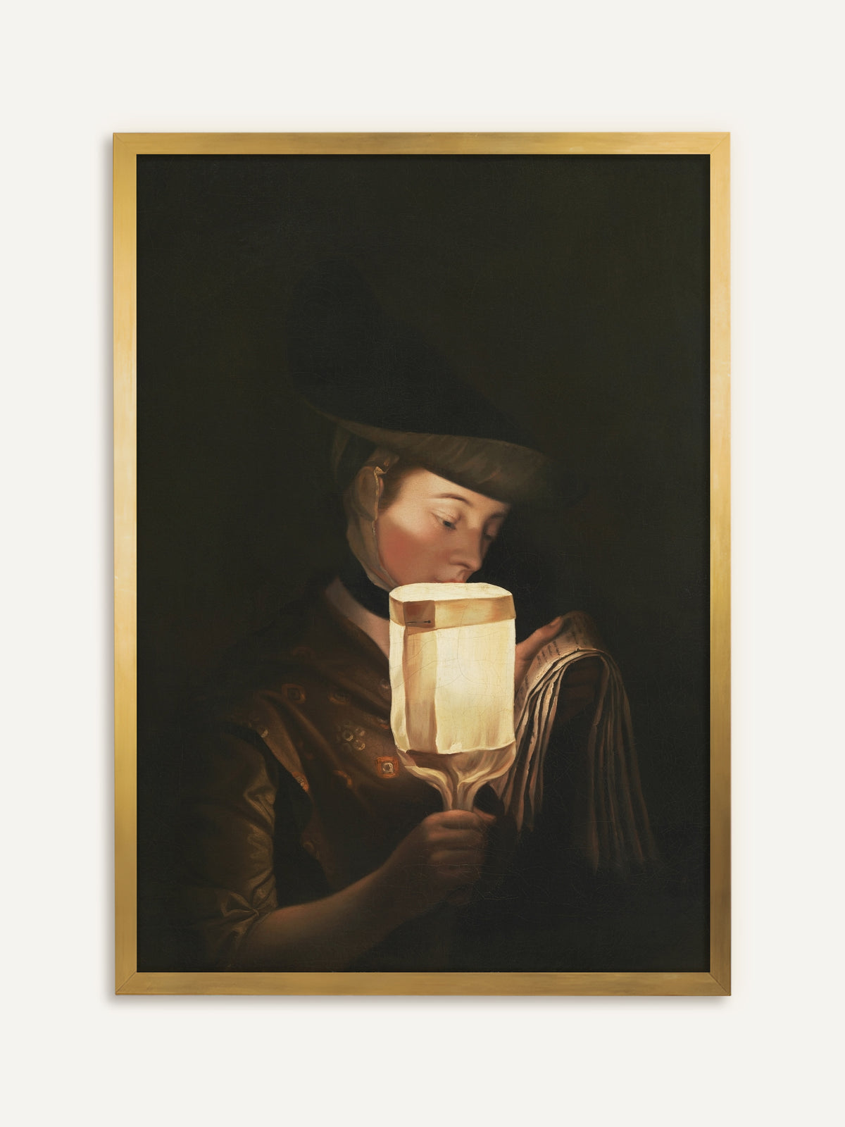 Poster, das eine Frau mit dunklem Hut und braunem Kleid zeigt, die im Dunkeln ein Blatt Papier liest, ihr Gesicht vom Licht einer Laterne in ihrer Hand angestrahlt. Im goldenen Rahmen greift der Kunstdruck das warme Laternenlicht auf und wirkt wie ein barockes Gemälde. #Rahmen_Gold