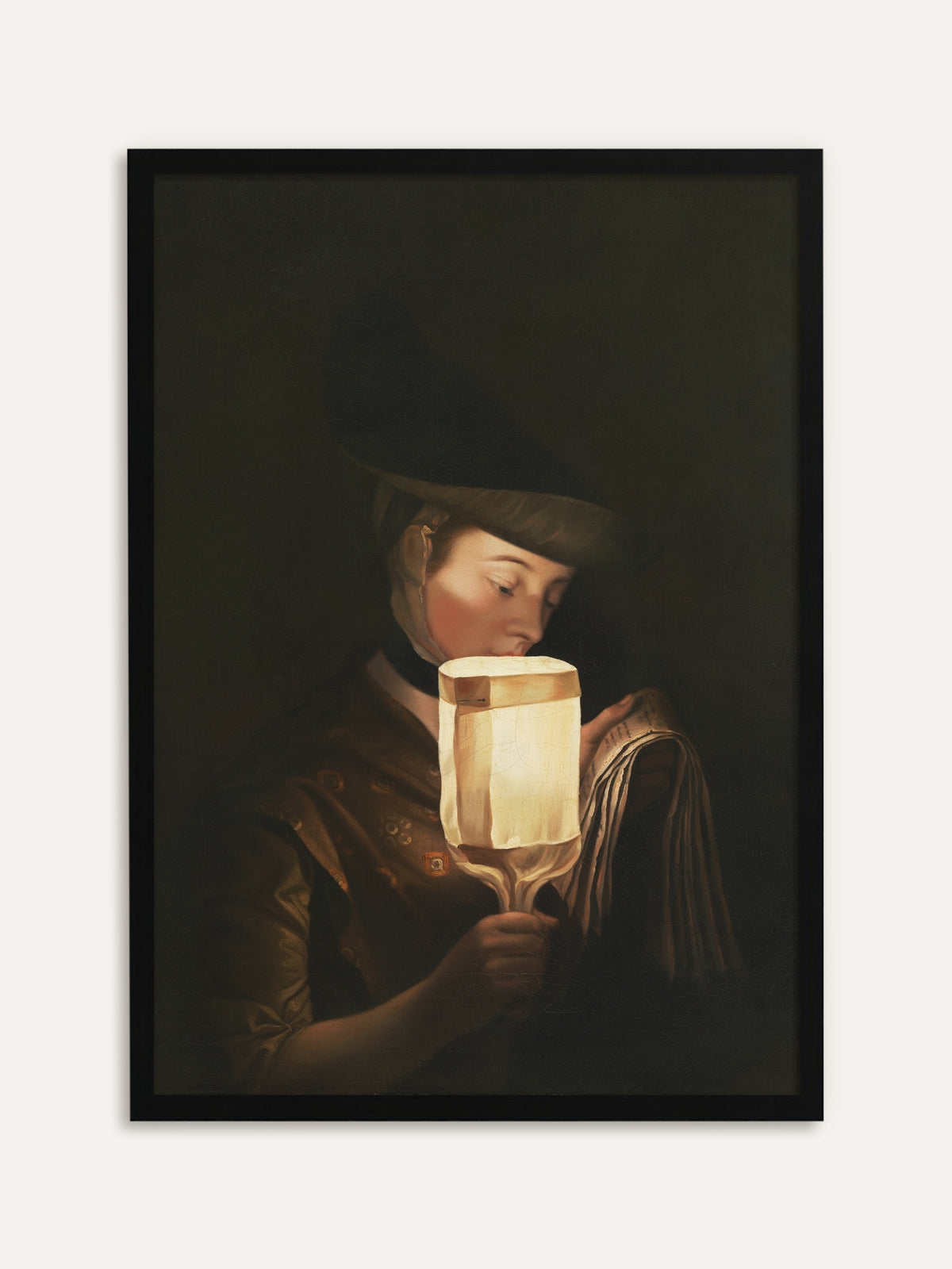 Gerahmtes Poster, das eine Frau mit dunklem Hut und braunem Kleid zeigt, die im Dunkeln ein Blatt Papier liest, ihr Gesicht vom Licht einer Laterne in ihrer Hand angestrahlt. Mit schwarzem Rahmen bleibt das moody Motiv geschlossen und lässt nur das Licht leuchten. #Rahmen_Schwarz