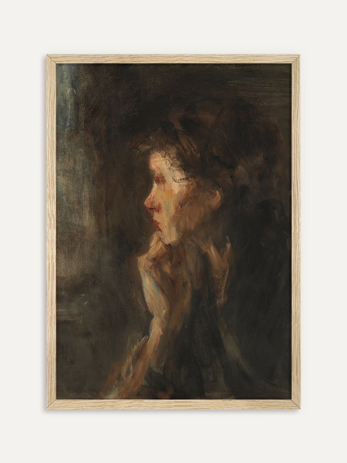 Wandbild mit dem Profil einer nachdenklichen Frau, deren Gesicht in warmem Licht aus verschwommenen Erdtönen auftaucht. Im Rahmen aus hellem Holz wirkt das impressionistische Porträt sanft und modern. #Rahmen_Helles Holz
