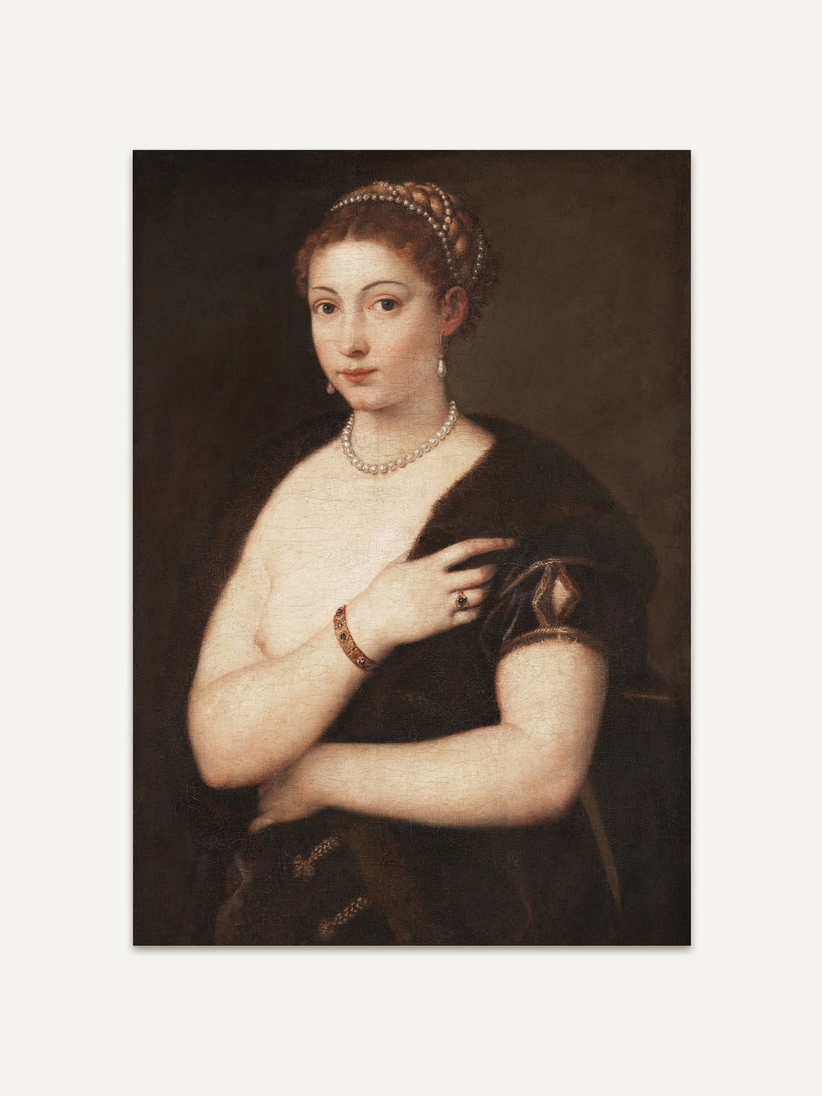 Porträt einer Renaissance-Frau mit Perlenkette und dunklem Umhang vor braunem Hintergrund. Der Kunstdruck strahlt Ruhe und Eleganz aus und eignet sich ideal als stilvolles Wandbild. #Rahmen_Ohne Rahmen