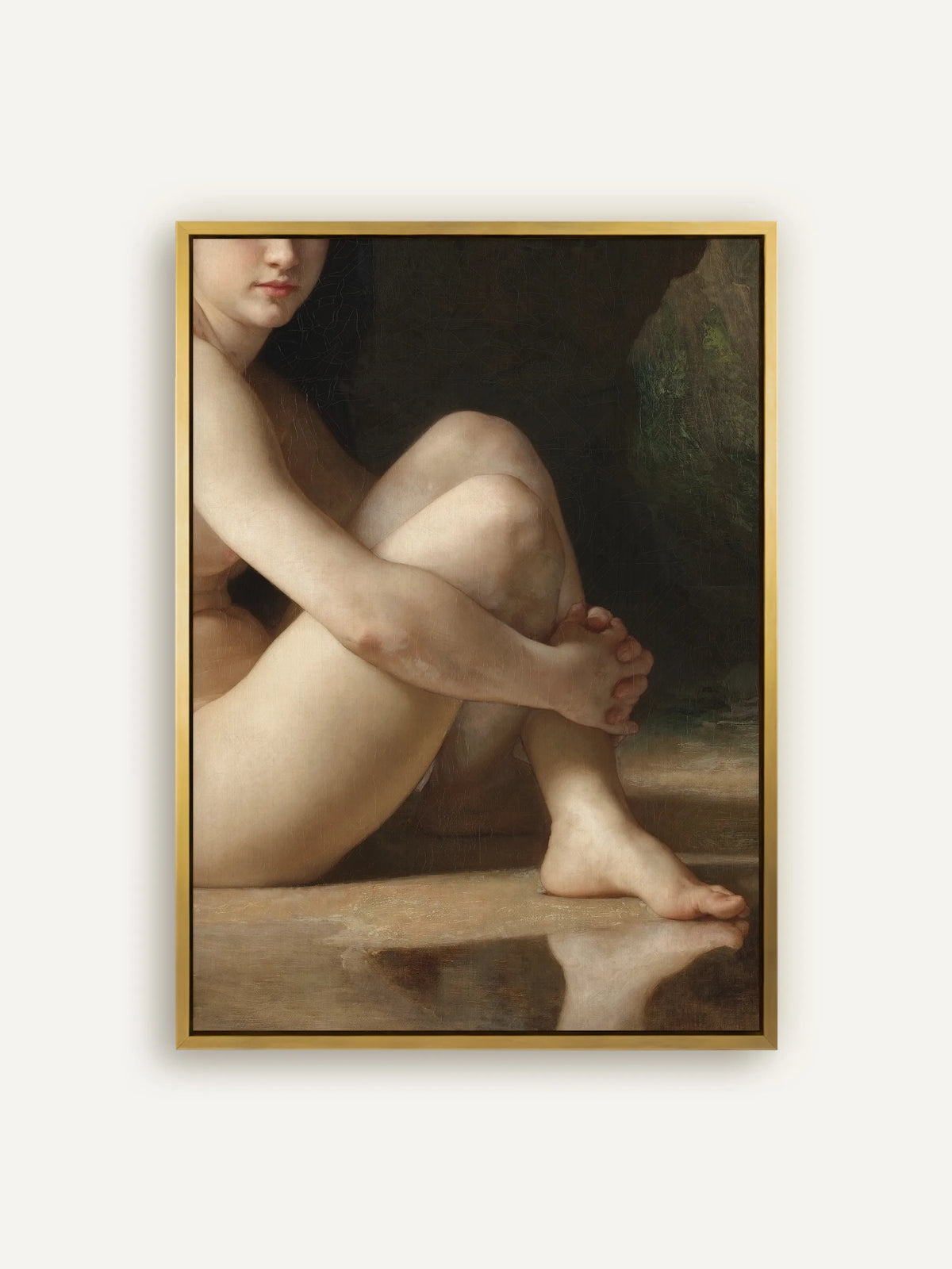 Klassisches Leinwandbild nach Bouguereau: sitzende Badende am Wasser, die Arme um das angezogene Knie gelegt, vor einer dunklen Felsgrotte, im goldenen Schattenfugenrahmen aus Holz #Rahmen_Gold