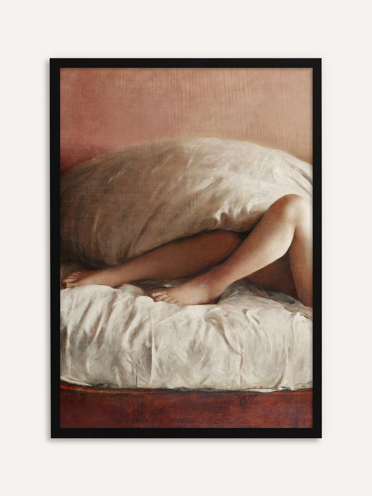 Gerahmter Kunstdruck, der die nackten Beine einer liegenden Frau zeigt, die unter einem großen hellen Kissen hervorragen und vor einer roséfarbenen Wand auf einem zerknitterten weißen Laken ruhen. Mit schwarzem Rahmen wird der moody Akt zum klaren, grafischen Poster. #Rahmen_Schwarz