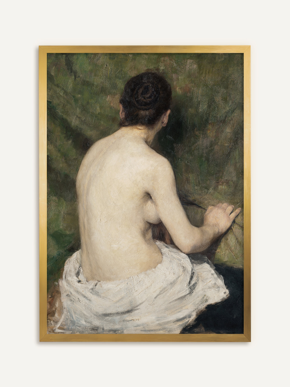 Poster, das eine Frau mit hochgestecktem dunklem Haar und nacktem Rücken zeigt, die mit einem weißen Tuch um die Hüften vor einem grünen, locker gemalten Hintergrund sitzt. Im goldenen Rahmen wirkt der Kunstdruck wie ein antikes Ölgemälde. #Rahmen_Gold