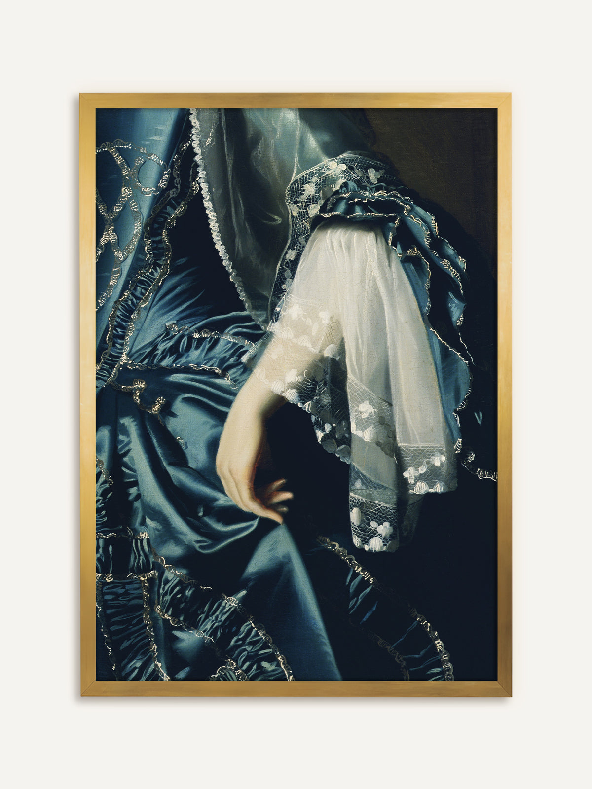 Poster, das eine Hand mit weißem Spitzenärmel zeigt, die vor dunklem Hintergrund auf einem schimmernden blauen Seidenkleid mit silbernen Stickereien ruht. Im goldenen Rahmen wirkt der Kunstdruck wie ein antikes Gemälde. #Rahmen_Gold