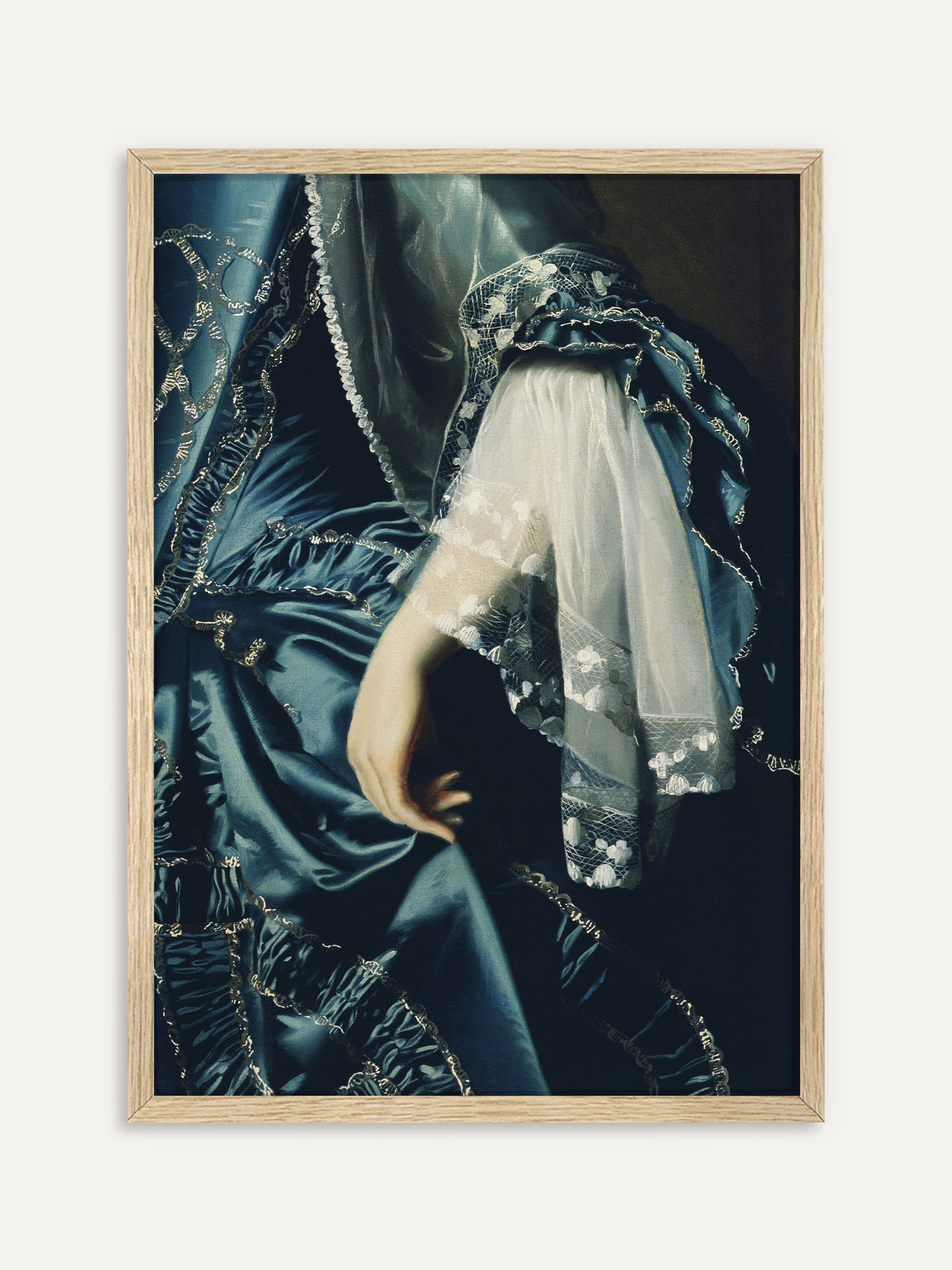 Eine Hand mit weißem Spitzenärmel ruht auf einem schimmernden blauen Seidenkleid mit silbernen Stickereien, dahinter dunkler Hintergrund. Im Rahmen aus hellem Holz bekommt das viktorianische Detail einen hellen Abschluss. #Rahmen_Helles Holz
