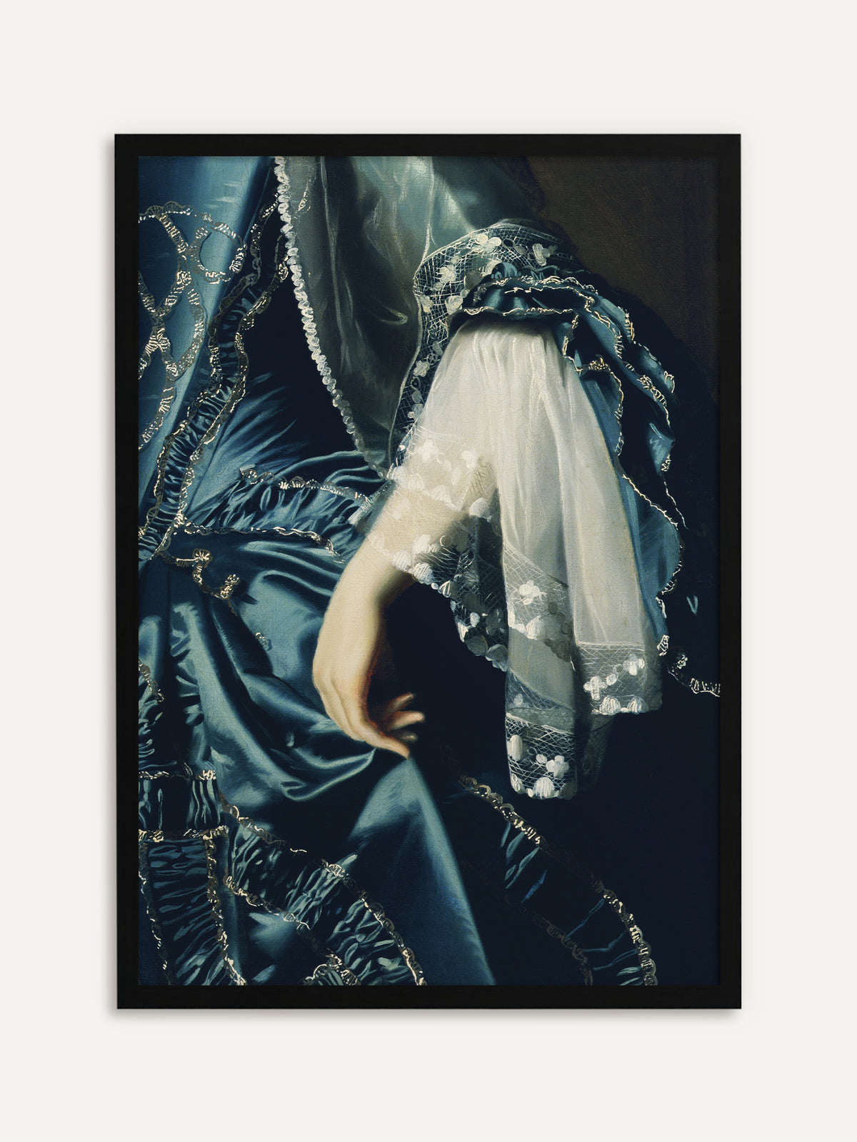 Gerahmtes Poster, das eine Hand mit weißem Spitzenärmel zeigt, die vor dunklem Hintergrund auf einem schimmernden blauen Seidenkleid mit silbernen Stickereien ruht. Mit schwarzem Rahmen wird das Vintage-Motiv zum klaren, eleganten Wandbild. #Rahmen_Schwarz