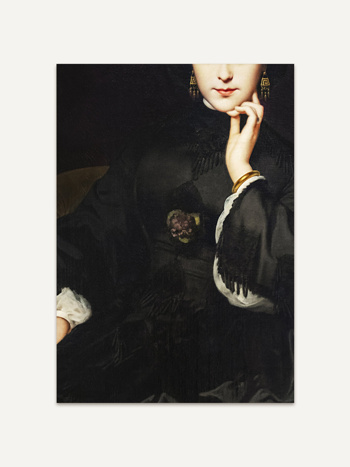 Poster eines Porträts einer Frau in einem schwarzen viktorianischen Kleid mit eleganten goldenen Ohrringen und einer Hand zart an ihrem Kinn, im Stil der Gothic-Malerei. Der Fokus liegt auf den Details des Kleides und der Pose, die eine geheimnisvolle und raffinierte Atmosphäre vermittelt. #Rahmen_Ohne Rahmen