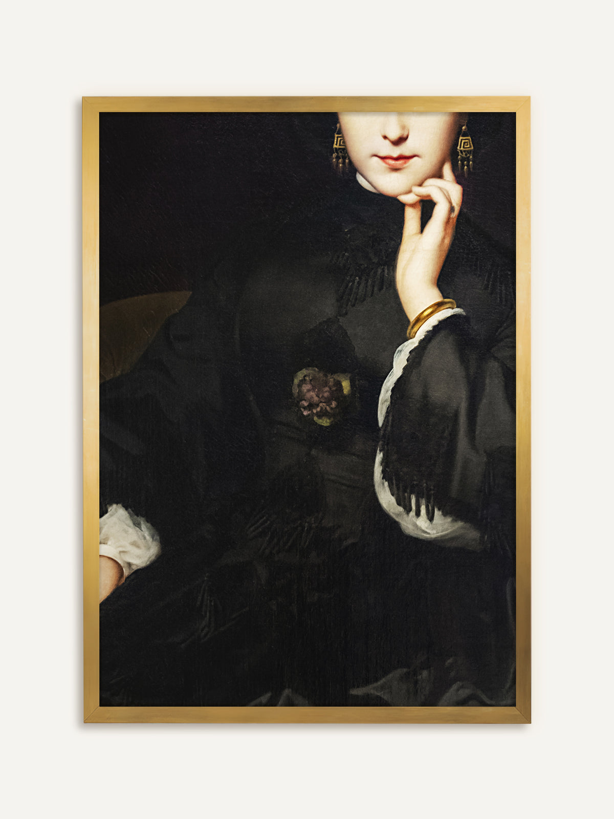 Poster, das eine Frau in schwarzem Kleid mit Fransen zeigt, die das Kinn auf die Hand stützt und goldene Ohrringe, einen goldenen Armreif und ein Veilchensträußchen trägt, ihr Gesicht nur bis zur Nase sichtbar. Im goldenen Rahmen greift der Kunstdruck den Goldschmuck auf und wirkt wie ein viktorianisches Gemälde. #Rahmen_Gold