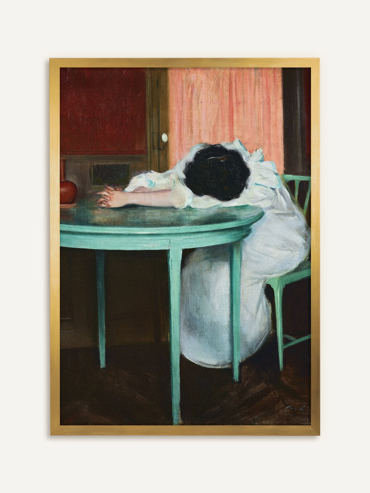 Poster, das eine Frau in weißem Kleid zeigt, die den Kopf erschöpft auf die verschränkten Arme an einem türkisgrünen Tisch legt, dahinter eine rote Wand und ein rosa Vorhang. Im goldenen Rahmen wirkt der Kunstdruck warm und antik. #Rahmen_Gold