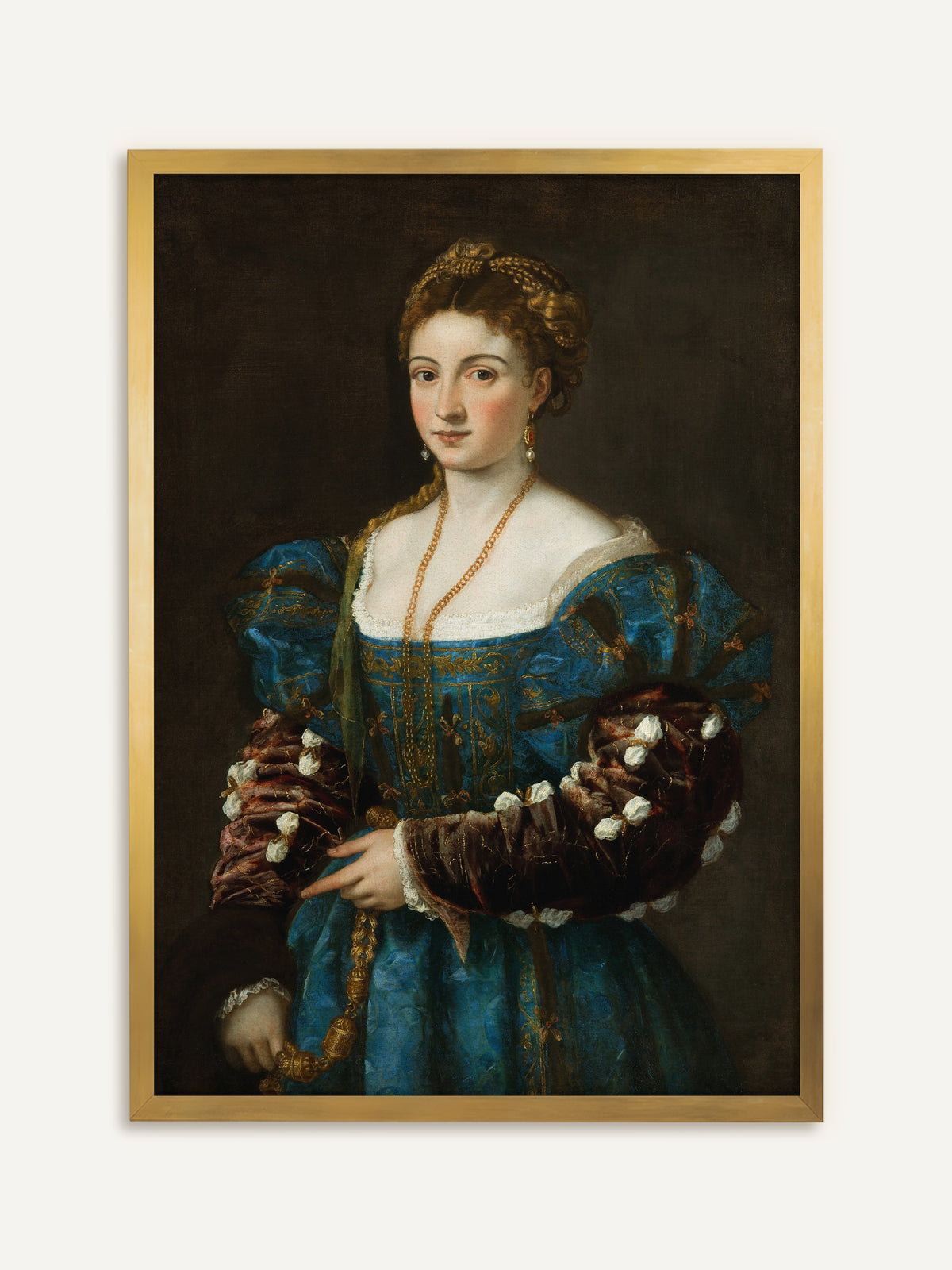 Poster, das eine junge Frau mit geflochtenem rotblondem Haar zeigt, die vor dunklem Hintergrund ein blaues, goldbesticktes Kleid mit weinroten Samtärmeln, eine lange Goldkette und Perlenohrringe trägt. Im goldenen Rahmen nimmt der Kunstdruck die Goldstickerei auf und wirkt wie ein antikes Gemälde. #Rahmen_Gold