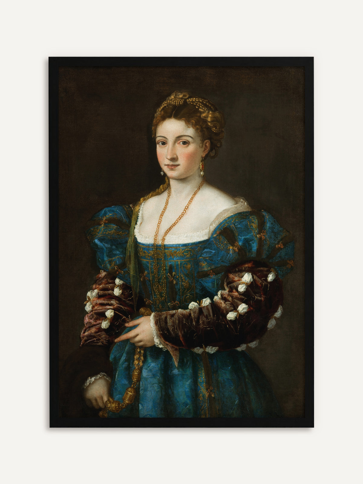 Gerahmtes Poster, das eine junge Frau mit geflochtenem rotblondem Haar zeigt, die vor dunklem Hintergrund ein blaues, goldbesticktes Kleid mit weinroten Samtärmeln, eine lange Goldkette und Perlenohrringe trägt. Mit schwarzem Rahmen leuchtet das Blau, und das Vintage-Porträt wirkt klar und modern. #Rahmen_Schwarz