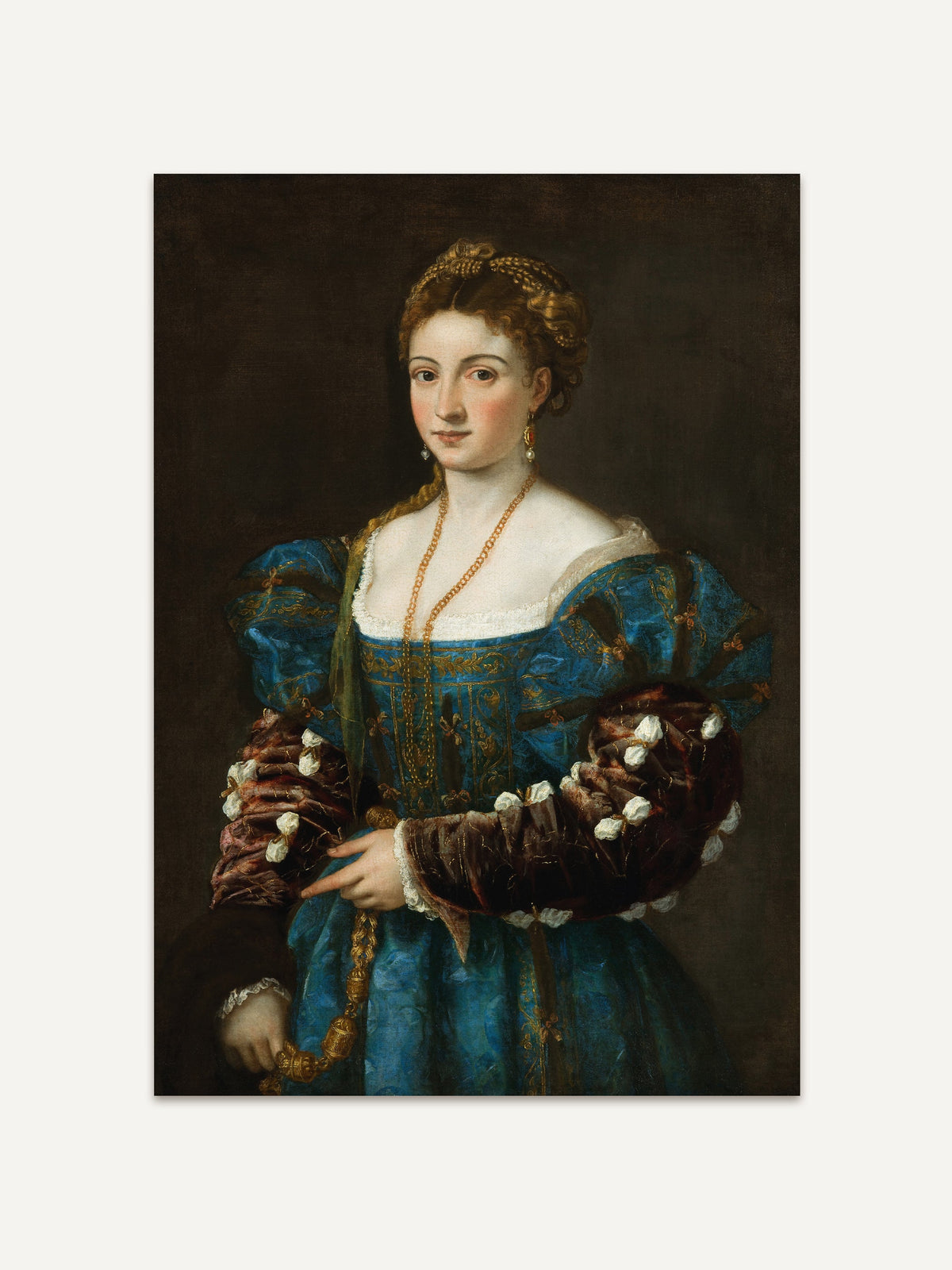Renaissance-Porträt einer jungen Frau in reich besticktem blauen Kleid mit goldener Kette und Perlenohrringen. Klassischer Kunstdruck mit feinen Details und dunklem Hintergrund, ideal für elegante Wanddekoration. #Rahmen_Ohne Rahmen