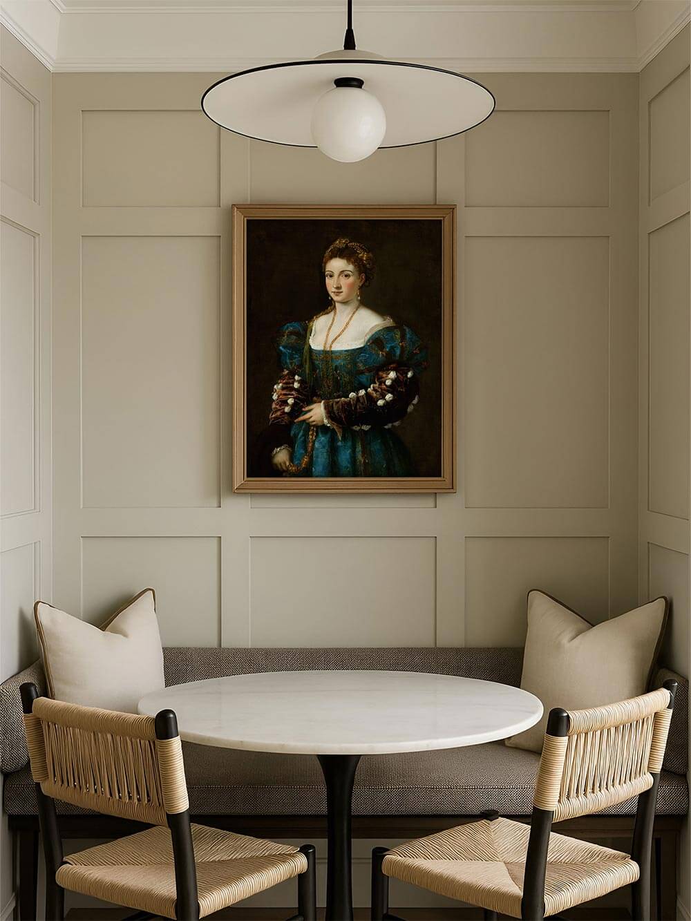 Porträt-Kunstdruck einer Frau in blau-goldenem Kleid hängt über einer Sitzbank in hellbeigem Raum. Die klassische Kunst verleiht der modernen Essecke Wärme und Eleganz.