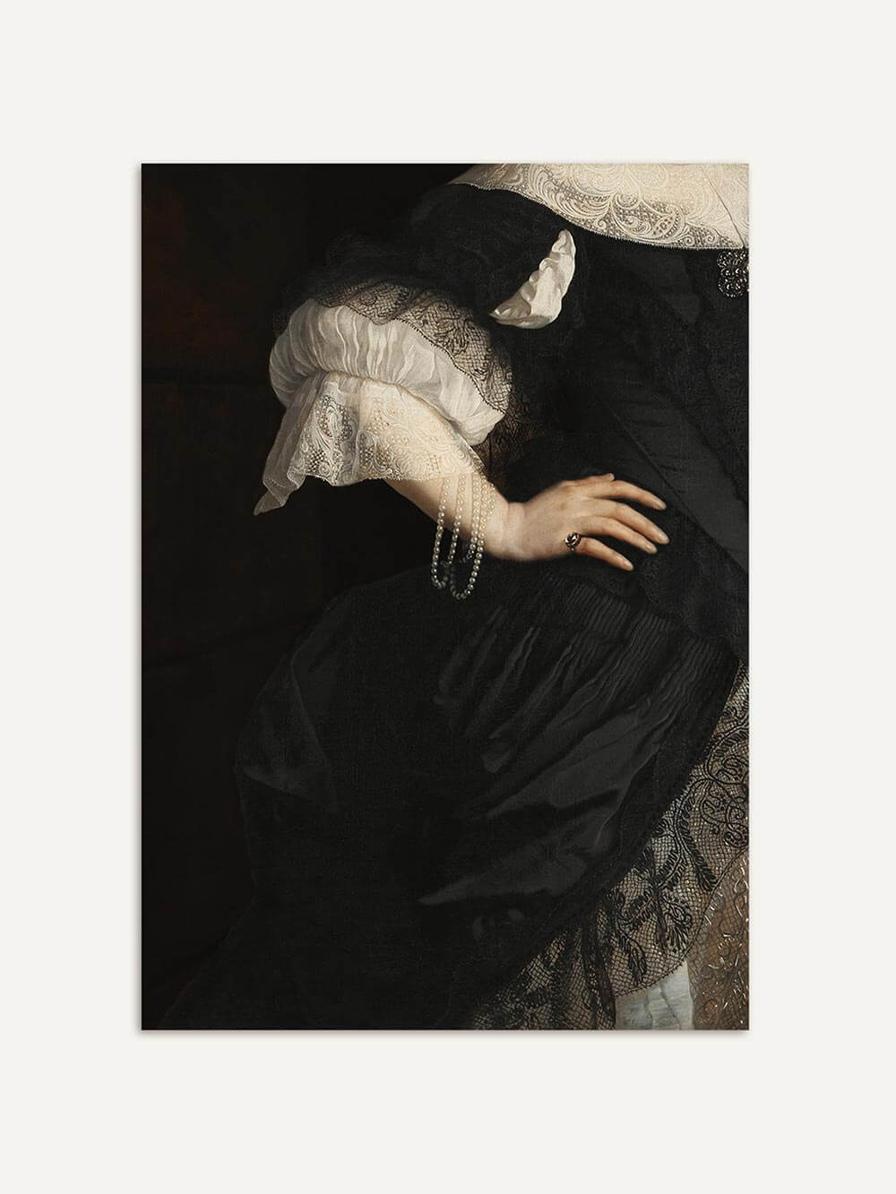 Detailreicher Kunstdruck eines barocken Porträts mit schwarzer Spitze, feiner Stickerei und einem eleganten Perlenarmband. Die dunkle Farbpalette und das raffinierte Lichtspiel unterstreichen den Dark-Academia-Stil.