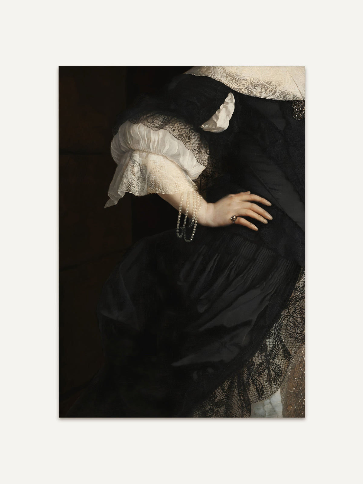 Detailreicher Kunstdruck eines barocken Porträts mit schwarzer Spitze, feiner Stickerei und einem eleganten Perlenarmband. Die dunkle Farbpalette und das raffinierte Lichtspiel unterstreichen den Dark-Academia-Stil. #Rahmen_Ohne Rahmen