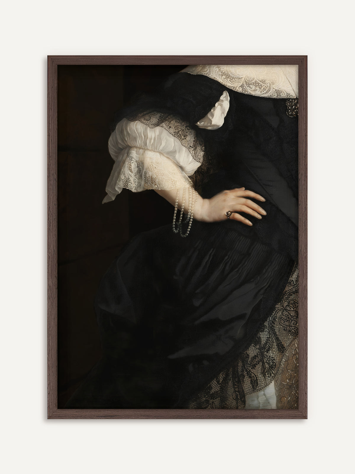 Eine Hand mit Perlenketten am Handgelenk und einem Ring ruht auf einem schwarzen Seidenkleid mit Spitzenschleier, darüber ein weißer Spitzenkragen und gebauschte weiße Ärmel. Der Rahmen aus dunklem Holz macht das Poster zum stillen Blickfang einer Dark-Academia-Wand. #Rahmen_Dunkles Holz