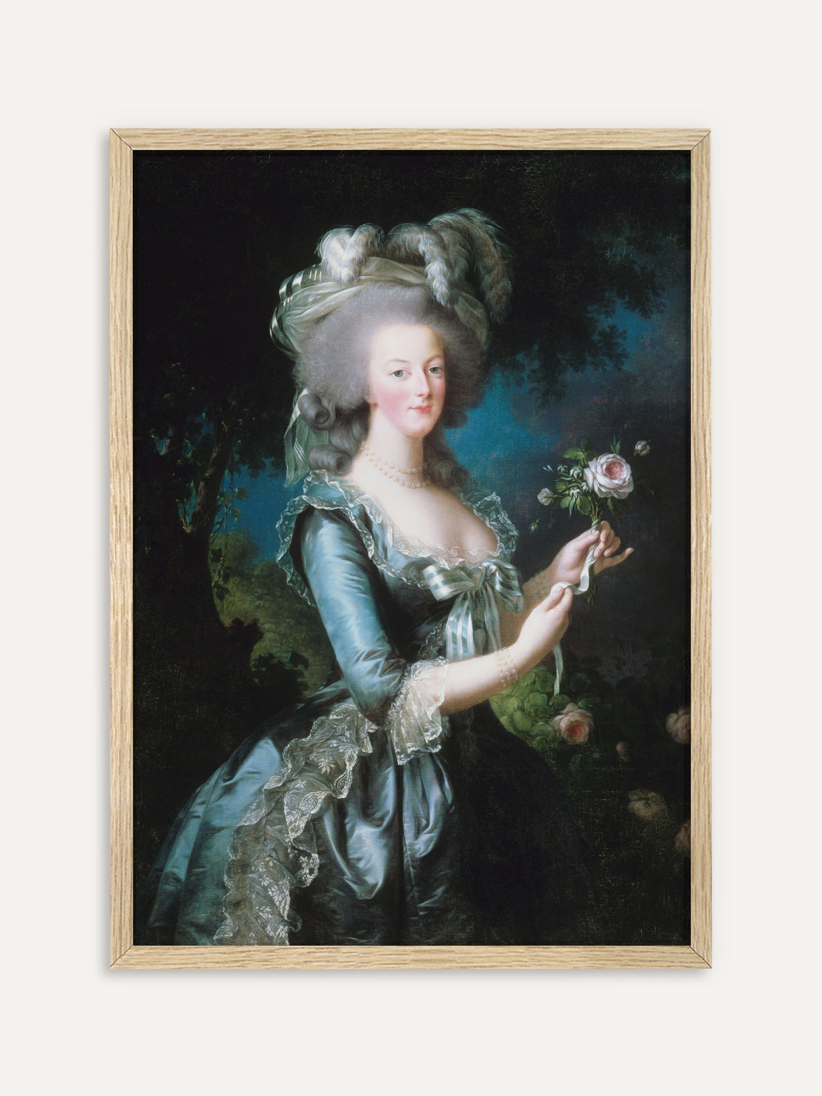 Kunstdruck, der Marie Antoinette zeigt, die in hellblauem Seidenkleid mit Spitze, Perlenkette und gefederter Haube vor einem dunklen Garten eine rosa Rose hält. Im Rahmen aus hellem Holz wirkt das Rokoko-Porträt von Marie Antoinette hell und leicht. #Rahmen_Helles Holz