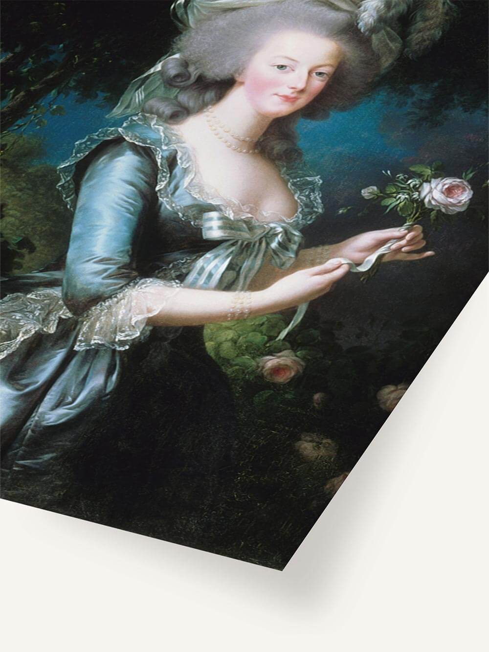 Detailansicht des Marie-Antoinette-Porträts im Rokoko-Stil, mit Fokus auf den perlenbesetzten Ausschnitt, das seidige Kleid und die zart gehaltene rosa Rose in ihrer Hand.