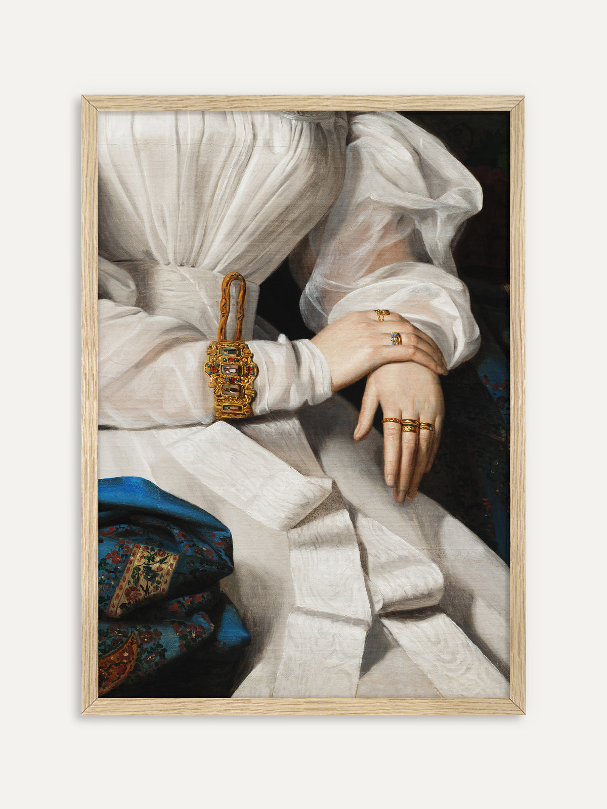 Kunstdruck, der zwei Hände mit goldenen Ringen zeigt, die übereinander auf einem weißen Kleid mit transparenten Puffärmeln liegen, am Handgelenk ein breites goldenes Armband mit Steinen und links ein blauer gemusterter Schal. Im Rahmen aus hellem Holz wirkt das viktorianische Detail hell und ruhig. #Rahmen_Helles Holz