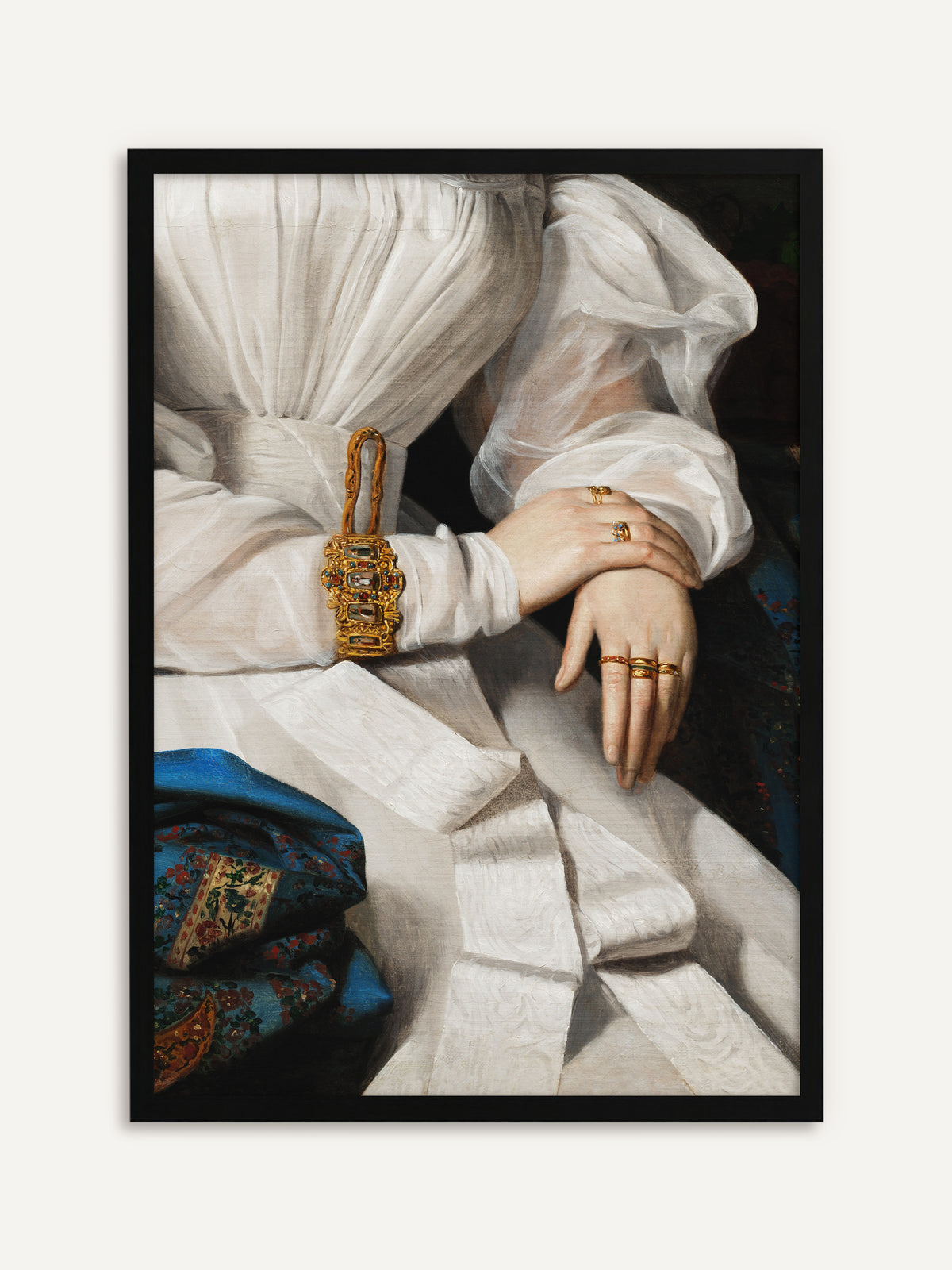 Gerahmtes Poster, das zwei Hände mit goldenen Ringen zeigt, die übereinander auf einem weißen Kleid mit transparenten Puffärmeln liegen, am Handgelenk ein breites goldenes Armband mit Steinen und links ein blauer gemusterter Schal. Mit schwarzem Rahmen wird das Vintage-Motiv zum klaren, grafischen Wandbild. #Rahmen_Schwarz