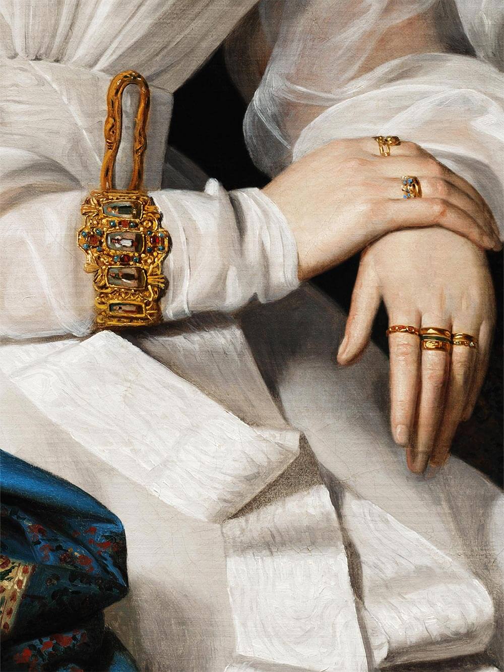 Nahaufnahme zeigt goldene Schmuckdetails und zarte Stoffstruktur des weißen Kleides im viktorianischen Stil. Kunstvoller Kunstdruck mit feinen Lichtakzenten und realistischer Tiefe.