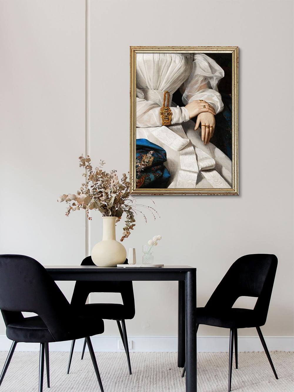 Viktorianischer Porträt-Kunstdruck mit weißen Stofffalten und goldenen Akzenten hängt über schwarzem Tisch. Klassische Kunst als eleganter Blickfang in modernem Esszimmer.