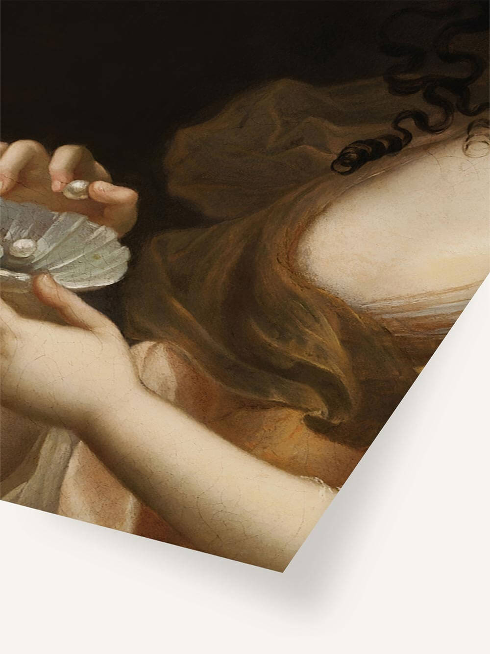Ein eleganter Kunstdruck mit barockem Charme zeigt die zarten Hände einer Frau, die eine geöffnete Muschelschale mit Perlen hält. Warme, erdige Farbtöne und weiches Licht betonen die feinen Details der gemalten Seide und Locken.