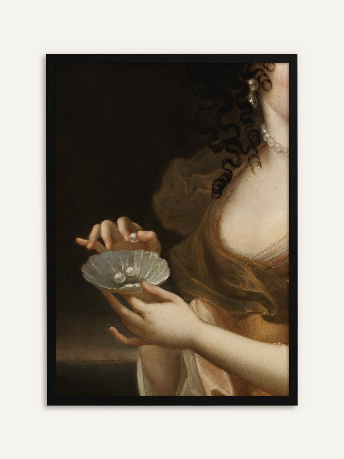 Gerahmtes Poster, das eine Frau mit schwarzen Locken und Perlenschmuck in einem goldbraunen Seidenkleid zeigt, die eine Perle aus einer offenen Muschelschale nimmt, ihr Gesicht außerhalb des Bildausschnitts. Mit schwarzem Rahmen wird das Vintage-Motiv zum klaren, eleganten Wandbild. #Rahmen_Schwarz