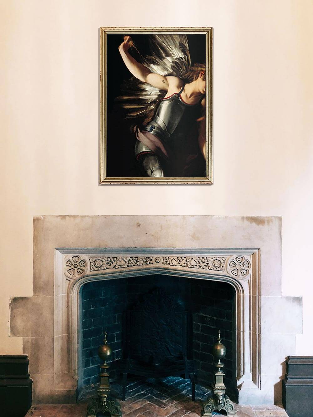 Barockes Porträt mit Flügeln und Rüstung über einem historischen Kamin. Der dunkle, kontrastreiche Kunstdruck bringt eine mystische, kraftvolle Atmosphäre in Räume im Dark-Academia- oder Gothic-Stil.