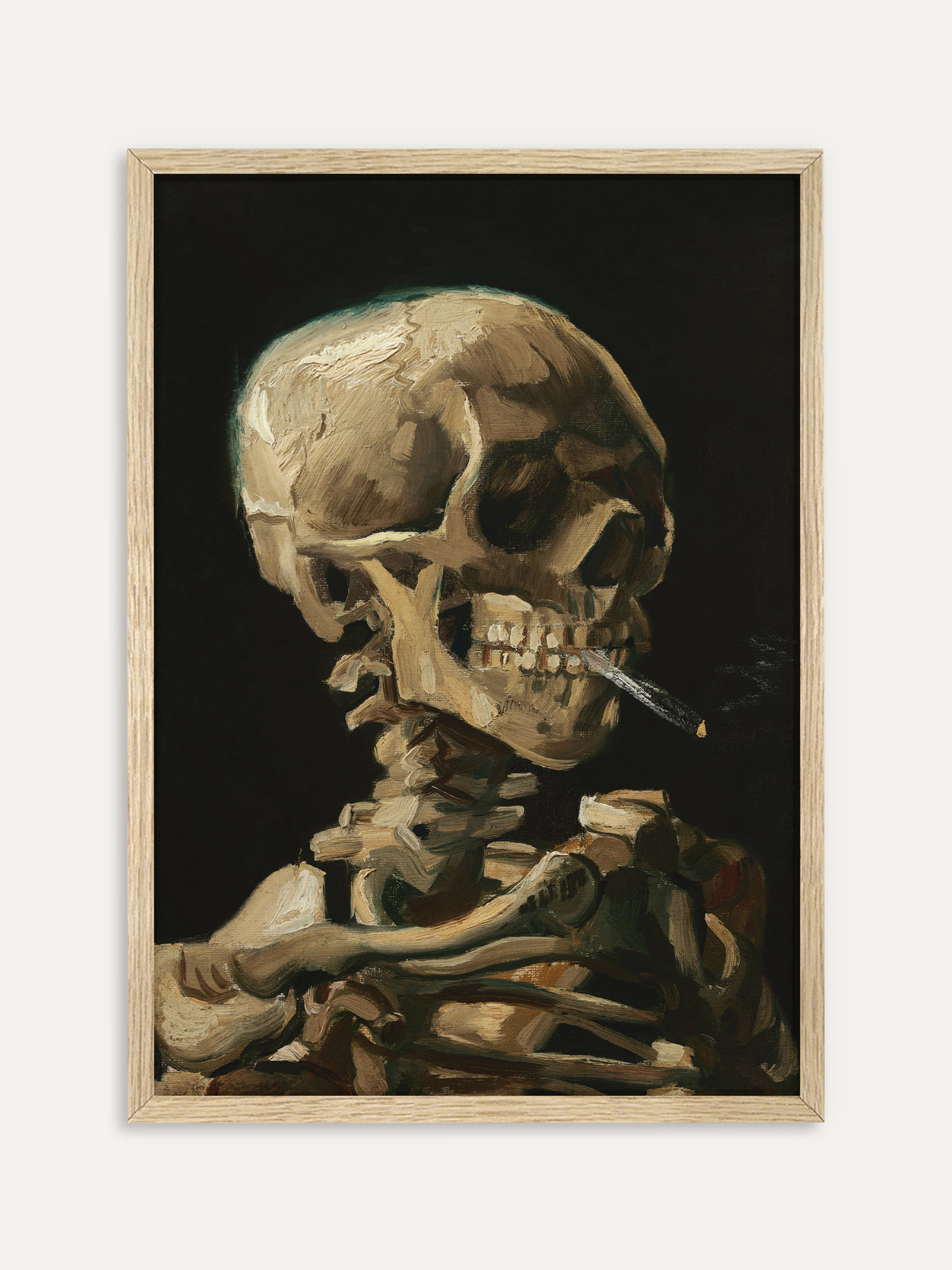 Kunstdruck, der einen Totenkopf mit Skelettschultern zeigt, der eine brennende Zigarette zwischen den Zähnen hält, gemalt in Beige- und Brauntönen vor schwarzem Hintergrund. Im Rahmen aus hellem Holz wirkt das Memento-Mori-Motiv leichter und moderner. #Rahmen_Helles Holz