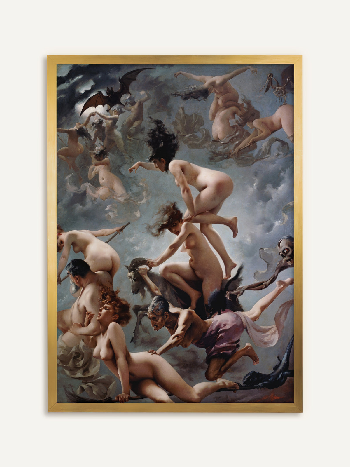 Poster, das nackte Hexen zeigt, die auf Besen und einem Ziegenbock durch einen grauen Gewitterhimmel fliegen, begleitet von einer Fledermaus, einer schwarzen Katze und einem Totenkopf. Im goldenen Rahmen wirkt der Kunstdruck wie ein Salongemälde aus dem 19. Jahrhundert. #Rahmen_Gold