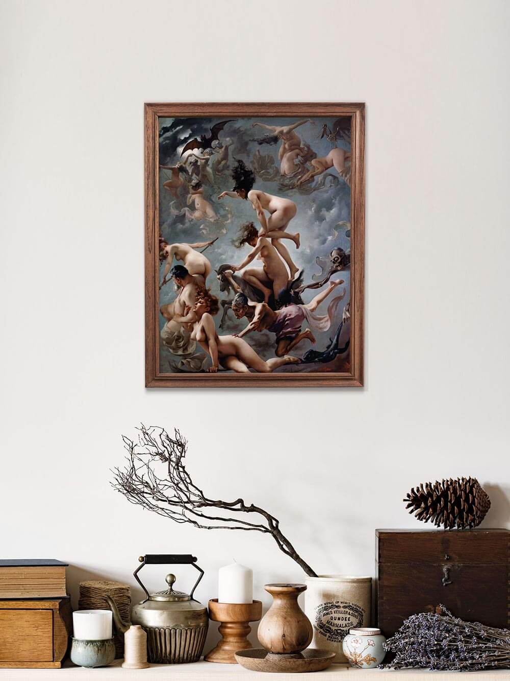 Gerahmter Kunstdruck mit mystischer Hexenszene über einem dekorierten Sideboard mit Keramikvasen und Naturmaterialien, ideal als stilvolle Kunstdeko für Vintage, Gothic und moody Wohnräume mit individueller Wandgestaltung.