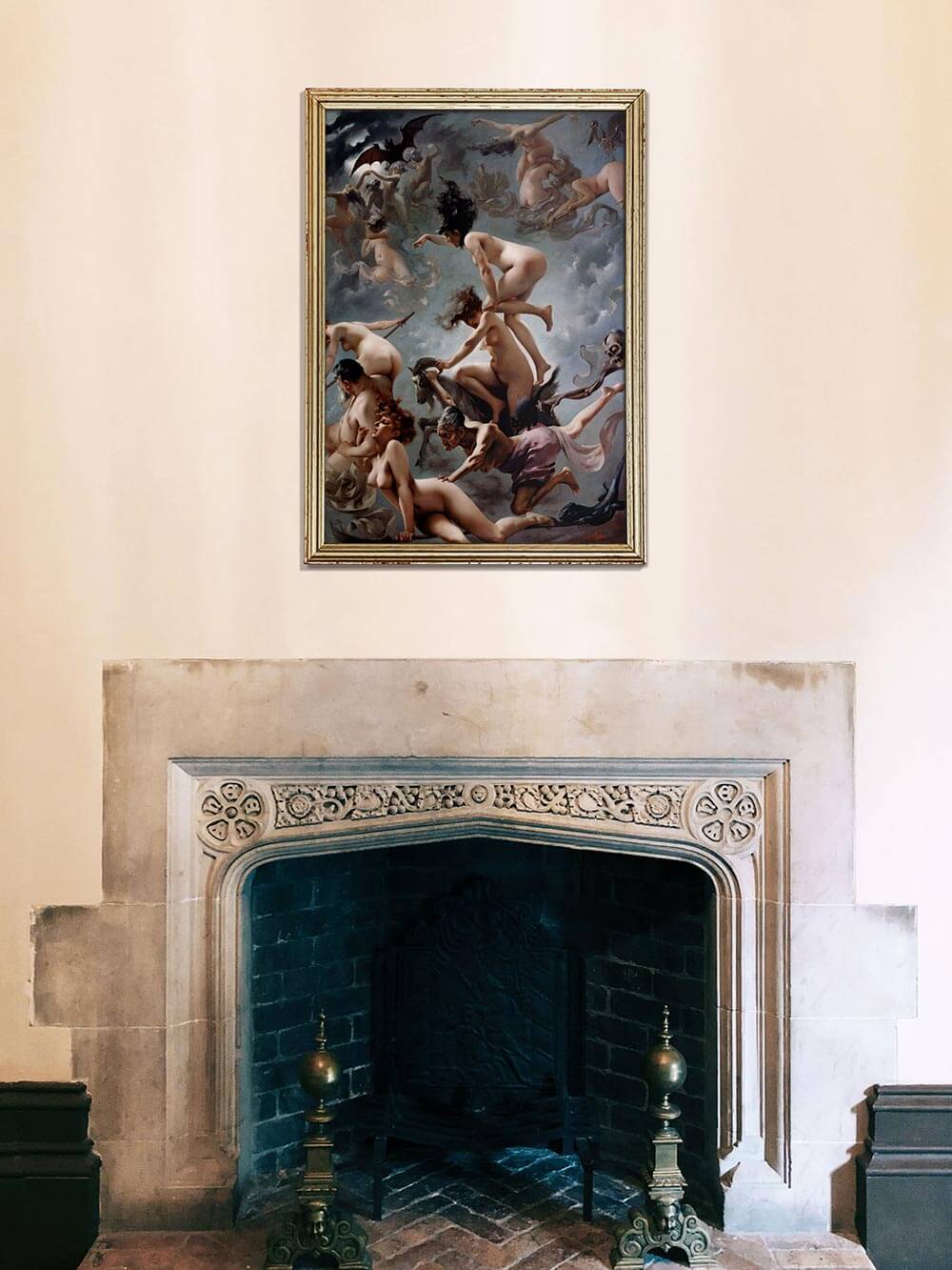 Großformatiger Kunstdruck mit dramatischer Fantasieszene über einem klassischen Kamin, kombiniert mit historischer Architektur und warmem Licht, als elegantes Wandbild für stilvolle Wohnzimmer im Dark Academia Stil.