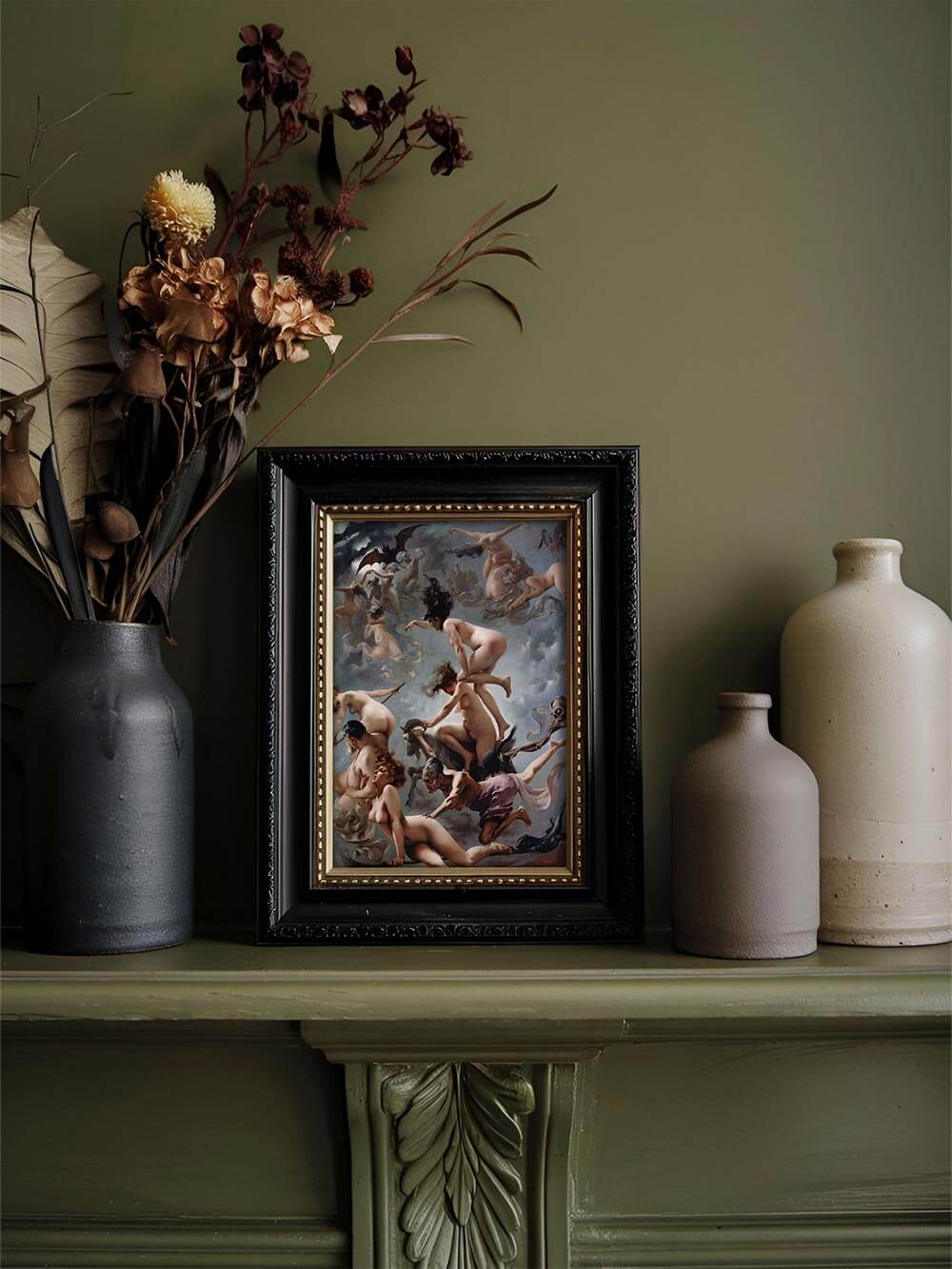 Gerahmter Kunstdruck mit barockem Hexenmotiv auf grün gestrichener Wand neben Trockenblumen und Keramikvasen, der eine geheimnisvolle, kunstvolle Atmosphäre für Galerie-Wand, Vintage-Dekor und alternative Wohnkonzepte schafft.