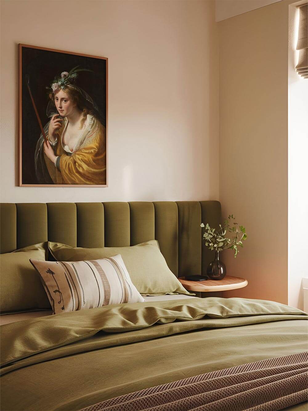 Barockes Frauenporträt in goldenen Tönen über einem Bett mit olivgrüner Bettwäsche. Der Kunstdruck harmoniert mit warmen Farben und schafft ein ruhiges, stilvolles Ambiente im Schlafzimmer.