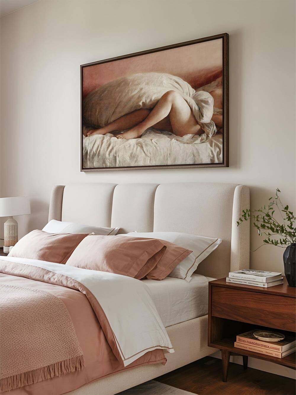 Vintage Aktposter über einem Bett mit rosafarbender Bettwäsche als romantische Schlafzimmer-Deko mit künstlerischem Flair und sanften Tönen.