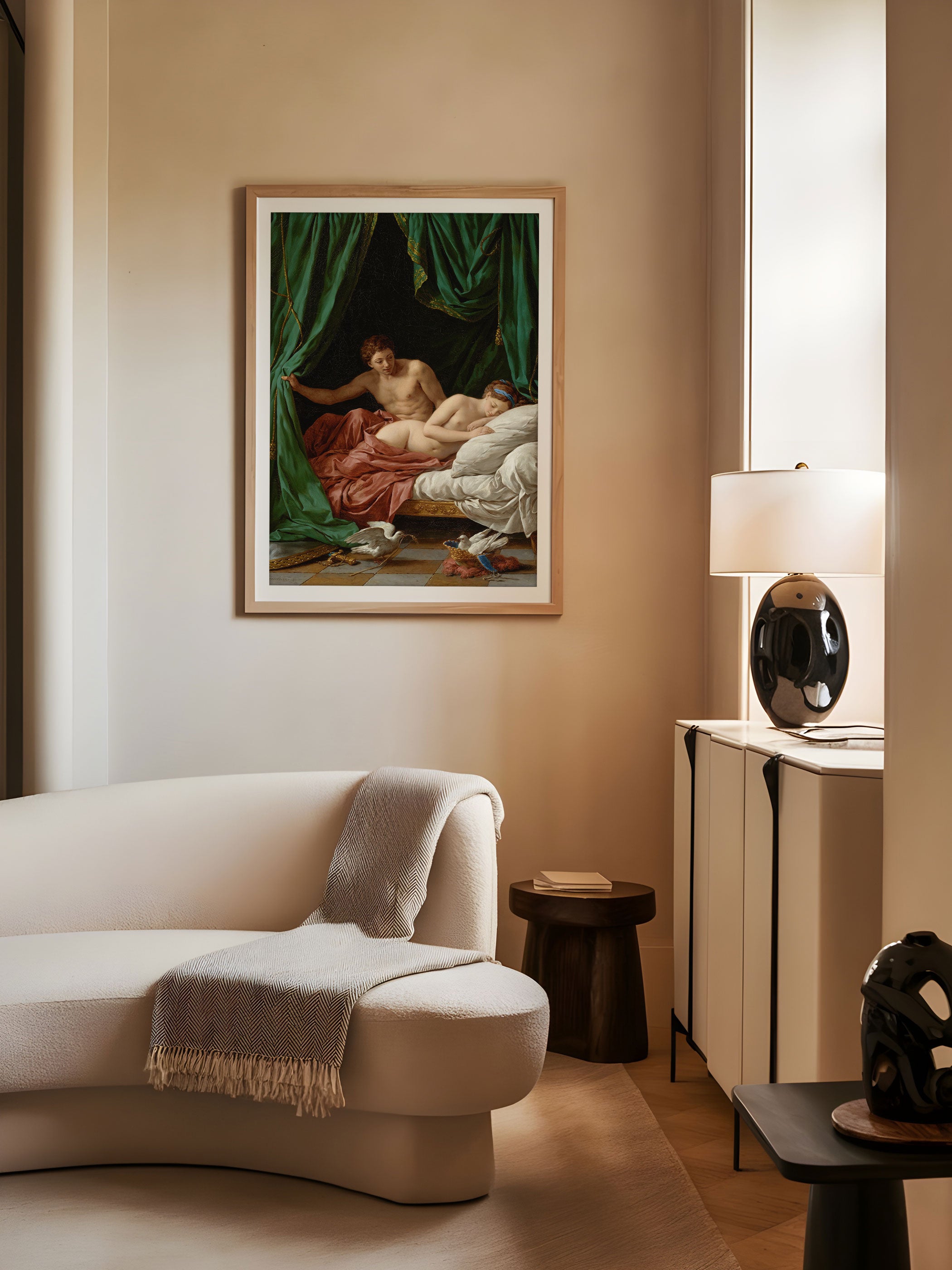 Kunstdruck mit mythologischer Aktdarstellung in modernem Wohnraum. Der barocke Druck bringt warme, erzählerische Tiefe an die helle Wand hinter dem Sofa.