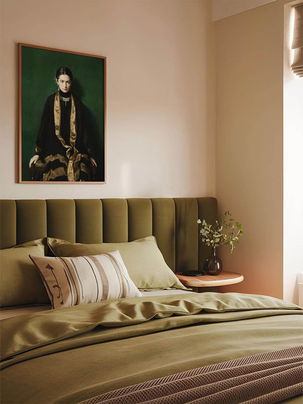 Stimmungsvolles Frauenporträt in dunkler Kleidung mit goldenen Details hängt über einem moosgrünen Bett – harmonisches Farbspiel zwischen Gemälde und Interieur.