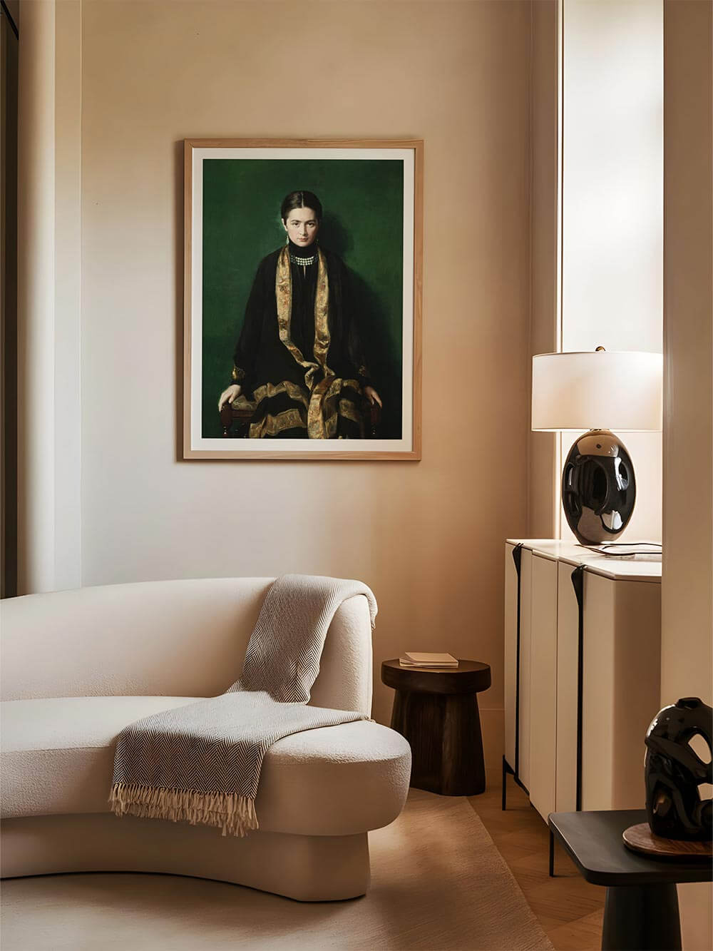 Kunstdruck eines düster blickenden Mädchens in schwarzer Kleidung mit goldenen Ornamenten, eindrucksvoll inszeniert in modernem Wohnzimmer mit weichen Beige- und Holztönen.