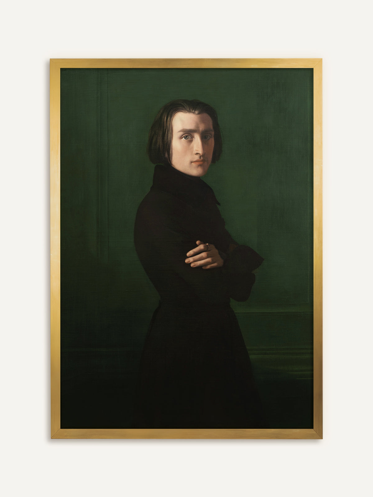 Poster, das Franz Liszt zeigt, der mit verschränkten Armen in einem hochgeschlossenen schwarzen Mantel vor einer dunkelgrünen Wand steht und über die Schulter blickt. Im goldenen Rahmen wirkt der Kunstdruck wie ein Gemälde aus einem alten Konzertsaal. #Rahmen_Gold