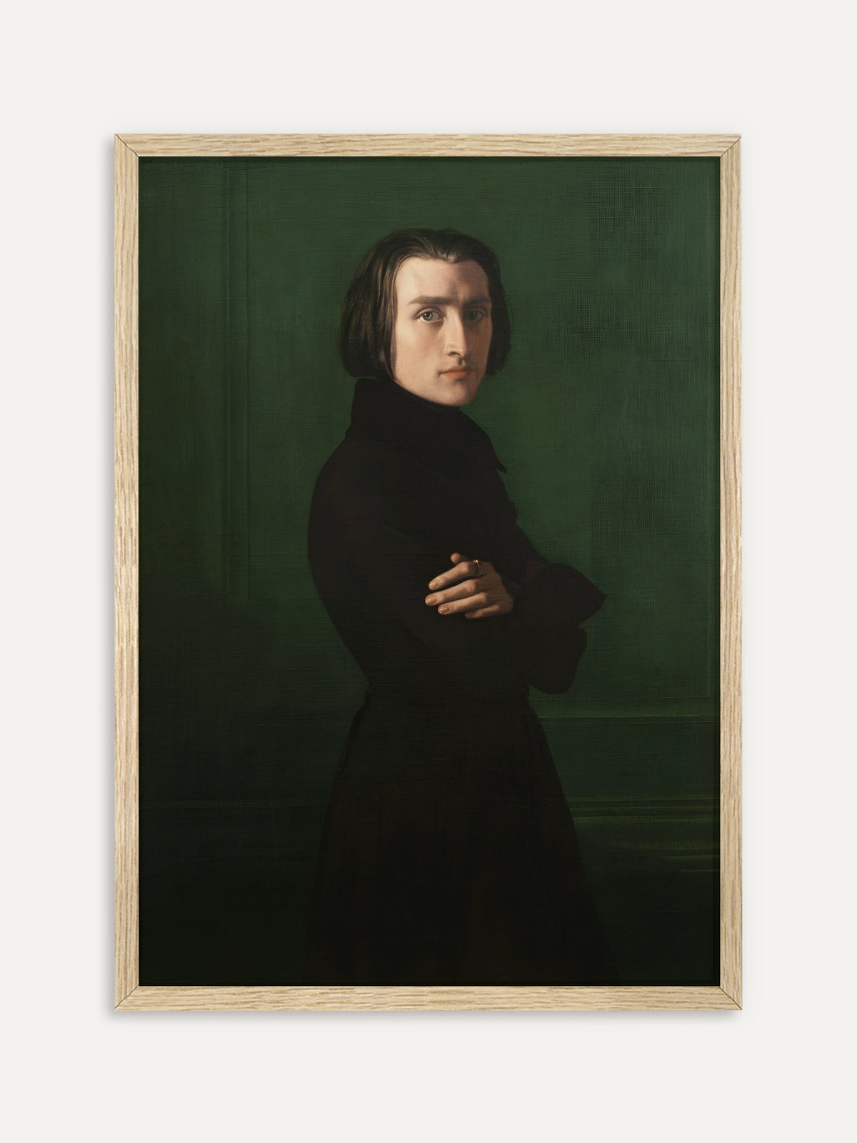 Kunstdruck, der Franz Liszt zeigt, der mit verschränkten Armen in einem hochgeschlossenen schwarzen Mantel vor einer dunkelgrünen Wand steht und über die Schulter blickt. Im Rahmen aus hellem Holz wird das Porträt von Franz Liszt zum ruhigen Wandbild. #Rahmen_Helles Holz