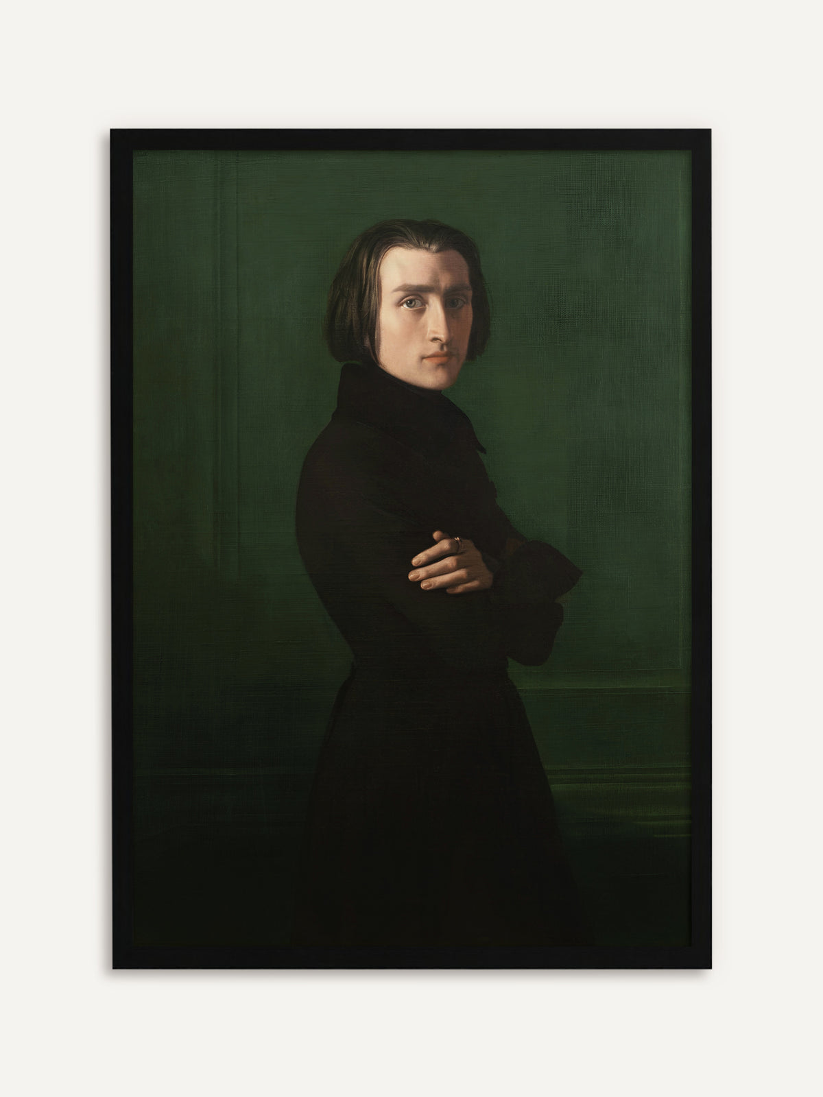 Gerahmtes Poster, das Franz Liszt zeigt, der mit verschränkten Armen in einem hochgeschlossenen schwarzen Mantel vor einer dunkelgrünen Wand steht und über die Schulter blickt. Mit schwarzem Rahmen wird das Vintage-Porträt von Franz Liszt klar und modern. #Rahmen_Schwarz