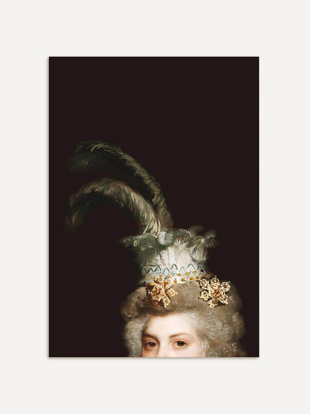 Halb angeschnittenes viktorianisches Damenporträt mit fein ausgearbeiteter Frisur, goldenen Schmuckdetails und weißem Federhut auf tiefdunklem Hintergrund – ein ausdrucksstarkes Statement in klassischer Portraitkunst.