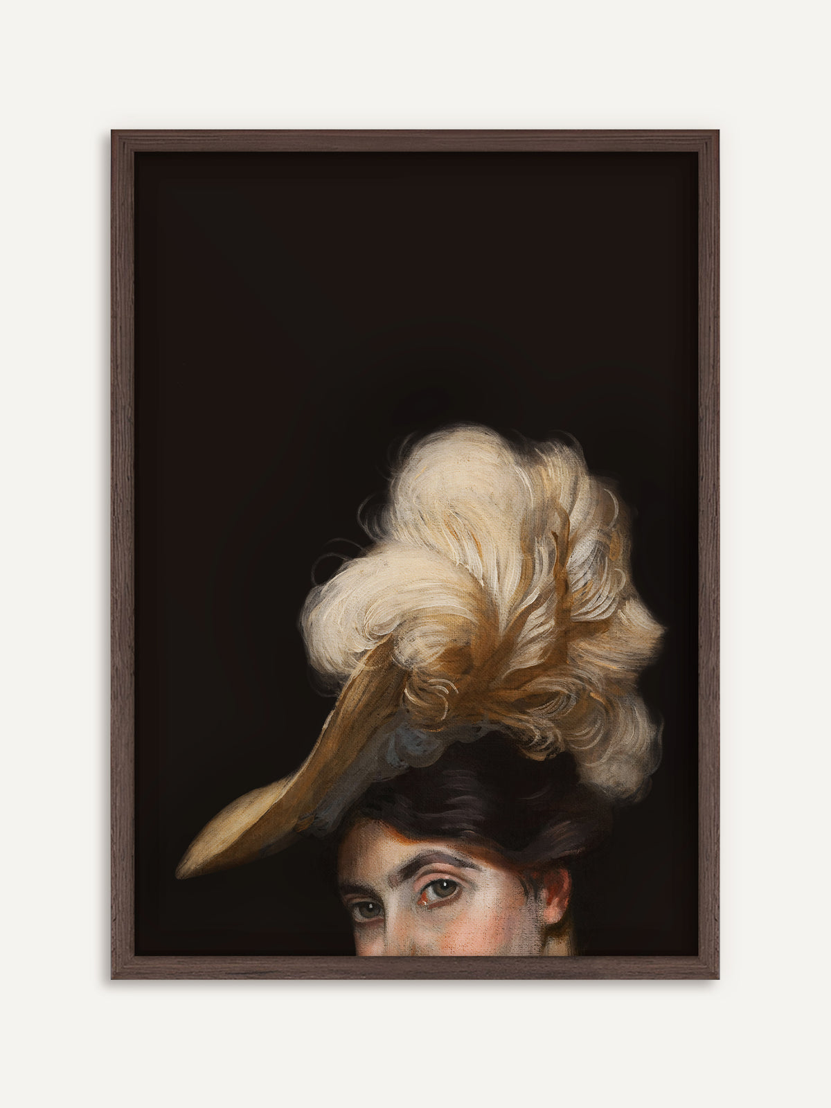 Wandbild, das eine Frau mit dunklem Haar und breitem Hut mit üppigen cremeweißen Federn zeigt, von der vor tiefem Schwarz nur Augen und Stirn zu sehen sind. Der Rahmen aus dunklem Holz macht das Poster zum Blickfang einer moody Wand. #Rahmen_Dunkles Holz