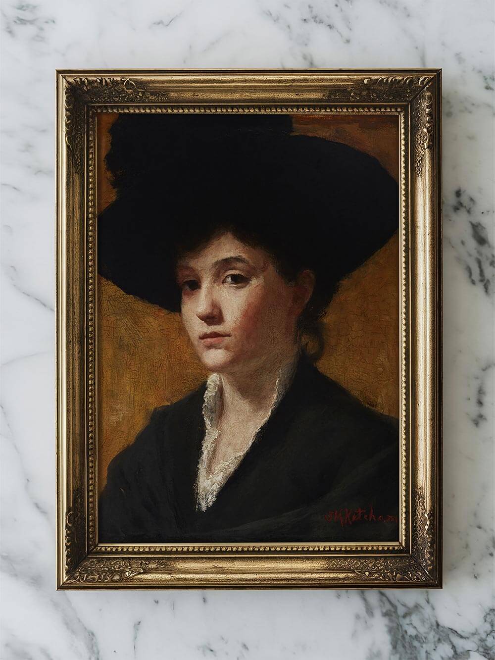 Der gerahmte Kunstdruck liegt auf weißem Marmor und zeigt ein historisches Porträt mit goldenen Brauntönen. Der Rahmen unterstreicht die klassische Eleganz des Bildes.